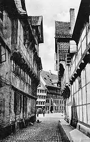 Linkes Bild: Blick von der Auguststraße in Richtung Jodutenstraße, links zweigt die Kuhstraße ab (um 1880).Rechtes Bild: Blick durch die Jodutenstraße auf die Auguststraße mit dem Dannenbaumschen Haus (Auguststraße 33), das, wie die Jodutenstraße und deren unmittelbare Umgebung, beim Bombenangriff am 15. Oktober 1944 vollständig zerstört wurde.