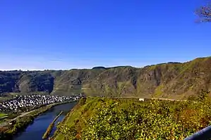 Blick über die Mosel und vorbei am Dorf Bremm zum Calmont