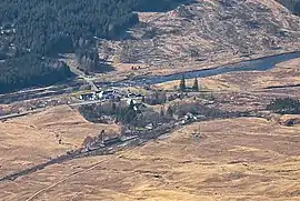 Bridge of Orchy, Blick vom Beinn Dorain, (900 m). Das Hotel und die Brücke sind zu sehen