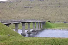 Brücke über den Atlantik bei Oyrarbakki