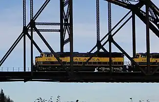 Zug der Alaska Railroad auf der Brücke 2010