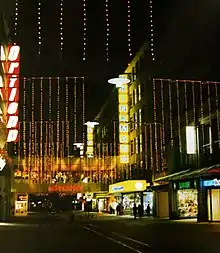 Haupteingang von Brinkmann in der Spitalerstraße und inzwischen abgerissene Restaurantbrücke der Kette Mövenpick (November 1992)