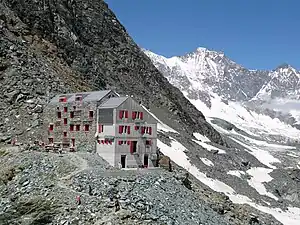 Britanniahütte mit Mischabelgruppe (von links Dom und Lenzspitze)