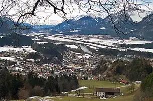 Brixlegg von oben, Blickrichtung Südwesten (innaufwärts), auf der anderen Talseite im Mittelgrund Münster