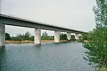 Saale-Elster-Talbrücke über dem See