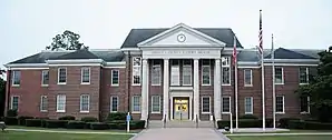 Bryan County Courthouse in Pembroke (2015). Das Courthouse wurde 1938 im Stile des Neoklassizismus erbaut und seitdem mehrfach erweitert. Im Juni 1995 wurde das Gerichts- und Verwaltungsgebäude in das NRHP eingetragen.