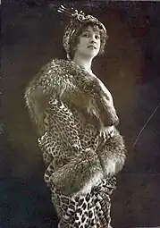 Schauspielerin Arlette Dorgère mit Leopardenkappe und Leopardenmantel mit Fuchsbesatz(ca. 1913)