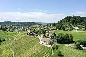 Blick auf Buchberg. Links der Kirche die ehemalige Pfarrscheune.