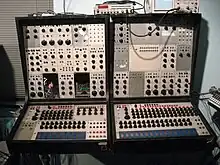 Einer der ersten verfügbaren Analogsequencer (unten, 3×8-step and 3×16-step) on Buchla 100 (1964/1966)