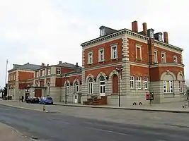 Empfangsgebäude und Bahnhofsvorplatz