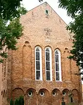 Reformierte Kirche Bunde, Ostfriesland, 1270(d), Ochsenaugen im dicken unteren Wandbereich