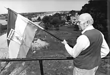 Hans Rasenberger mit Flagge