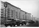 Minol-Tankwagen auf der Karl-Marx-Allee in Berlin (1956)