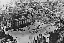 Teilzerstörter Neuer Markt mit unbeschädigten Rathaus (um 1943)