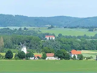 Blick vom Oderwald auf den Bungenstedter Turm in der Okeraue, dahinter der Ösel und die Asse.