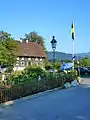 Der Banner von Buonas im Dorf, im Hintergrund das Gasthaus Zum Wildenmann