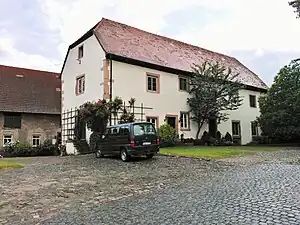 Die ehemalige Kapelle und Speicher der Burg Habitzheim, heute umgebautes Wohnhaus der Hofgutes Habitzheim