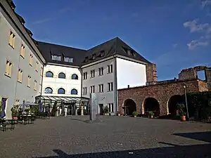 Kernbereich der Burg: heute Jugendherberge, rechts Ruinenrest