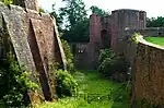 Blick in den Zwingergraben mit Contrescarpe und Geschützturm (Wilhelmsturm)