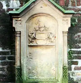 Grabstätte der Familie von Kempis, Wappen mit liegender Wolfsangel