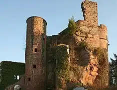 Nordseite mit Treppenturm und Resten von Wohnbauten