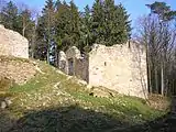 Die Burgkapelle von der Unterburg. Links das mutmaßliche hochmittelalterliche Haupttor. Zustand vor der Sanierung