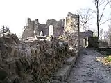 Blick aus dem Ostzwinger auf den Palas. Links das freigelegte Füllmauerwerk der hochmittelalterlichen Ringmauer