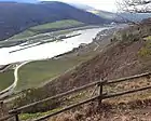 Blick von der Zeltinger Höhe zur Burgruine rechts der Mosel oberhalb der Staustufe.