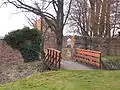 Teil der Außenmauer mit Brücke. Im Hintergrund Turm und Eingangstor zur Kernburg.