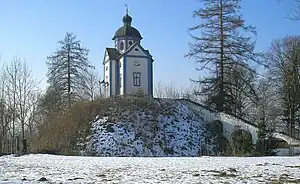 Burgstall Kissing: Der Turmhügel mit der Kapelle aus dem 17. Jahrhundert