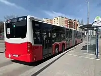 Heckansicht eines CapaCity C2 der Wiener Linien beim Stadion in Wien