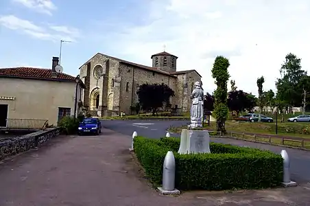 Kriegerdenkmal und Notre-Dame-de-la-Nativité