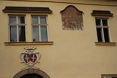 Allianzwappen der Montelabate und der Rottal über dem Eingangstor von Schloss Bistriz