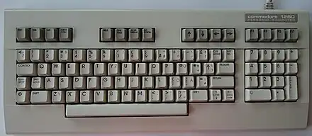 C128D-Tastatur mit Overlays der in Deutschland üblichenQWERTZ-Tastaturbelegung