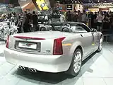 Heckansicht Cadillac XLR-V (2005–2008) mit vier mittigen Endrohren und geöffnetem Stahlverdeck