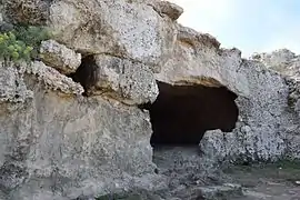 Fassade der Höhle 14