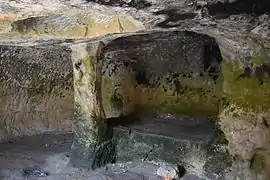 Höhle 7: Säule und „Altar“