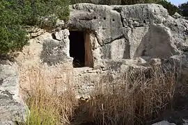 Die Fassade von Höhle 9