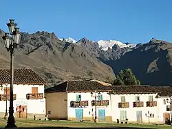 Berg Camchas und andalusische Häuser im Anden-Stil