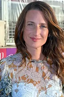 Camille Cottin spielt Céline, Louis Garrel ihren beider Fremdenlegion dienenden Ehemann Maxime