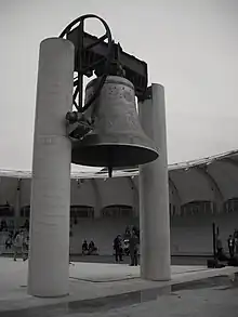 Die Glocke mit den Tribünen im Hintergrund