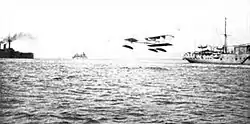 Flugversuch mit einer Canard Voisin im Juni 1912. Rechts im Bild die Foudre.