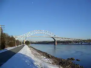 Die Bourne Bridge in Bourne, Massachusetts, führt die Route 28 über den Cape Cod Canal,