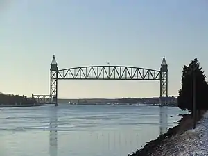 Die Cape Cod Canal Railroad Bridge (auch als Buzzards Bay Railroad Bridge bekannt), eine vertikale Hubbrücke in Bourne, Massachusetts, in der Nähe der Buzzards Bay, führt den Eisenbahnverkehr über den Cape Cod Canal und verbindet Cape Cod mit dem Festland.