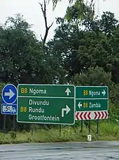 die B8 zwischen Katima Mulilo und Ngoma, mit Kreuzung nach Rundu