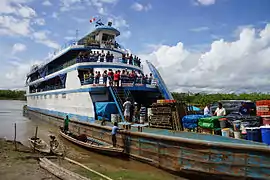 typisches Transportschiff auf der Strecke Yurimaguas–Iquitos