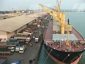 Massenstückgutumschlag im Hafen von Cotonou