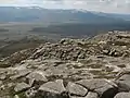 Blick vom Càrn Cloich-mhuilinn nach Südwesten über das Glen Geldie zum An Sgarsoch (links) und Càrn an Fhidhleir (rechts)