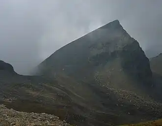 Carnusapass in der Lücke links des Piz Tarantschun, von Norden gesehen (Seite Safien)