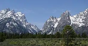 Cascade Canyon in der Bildmitte, links die Cathedral Group, rechts Symmetry Spire und Mount Saint John